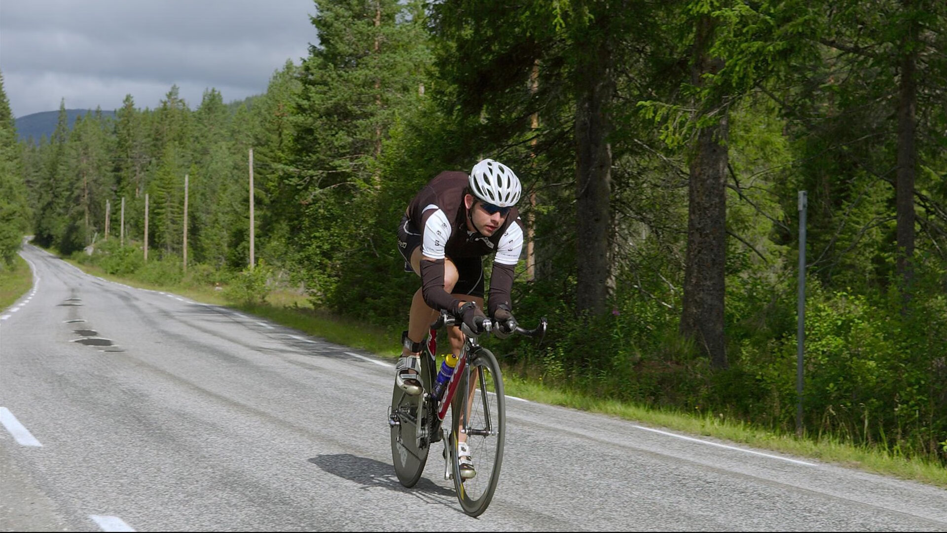 爱游戏体育在线赛事-凯尔·查默斯精彩表现助力团队荣誉，凯尔查尔莫斯游泳